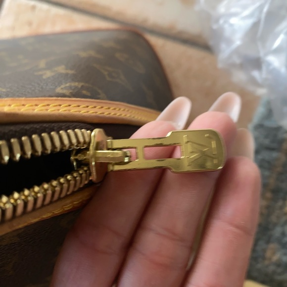 TRENDING Maxi Bags: Louis Vuitton Alma Voyage - Picture 13 of 16